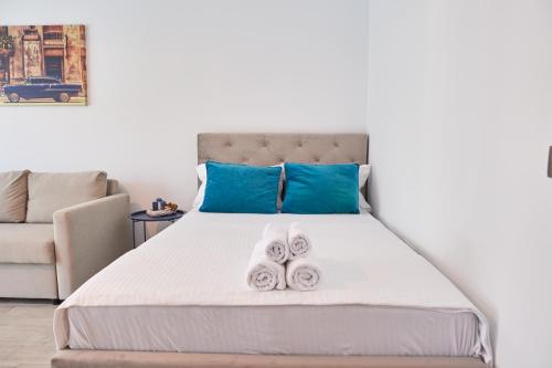 ein Schlafzimmer mit einem Bett mit Handtüchern darauf in der Unterkunft 7 Waves Studio-Spa n Pools beach resort in Mamaia Nord – Năvodari