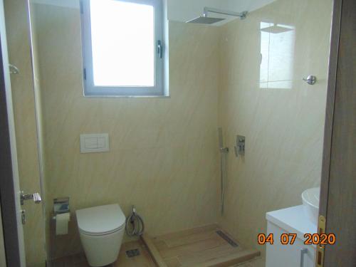 Ein Badezimmer in der Unterkunft South Coast Villa