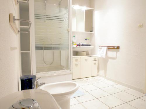 Un baño con ducha, inodoro y lavabo. en Lagon 173 - Maison de Vacances - 3 Chambres, en Gruissan