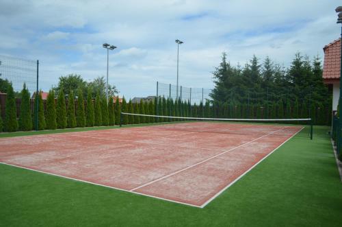 Tenis alebo squash v ubytovaní Domek nad jeziorem alebo jeho okolí