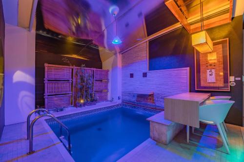 Dragon Motel (Adult Only) في فورتاليزا: حمام مع مسبح مع طاولة وحوض استحمام