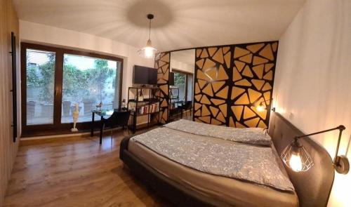 a bedroom with a large bed and a large window at Wigwam Apartament 8-osobowy in Sopot