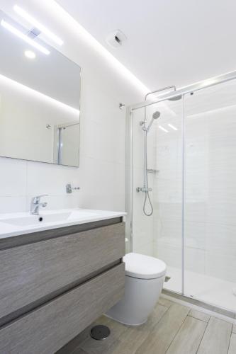 Oceanfront Rental tesisinde bir banyo