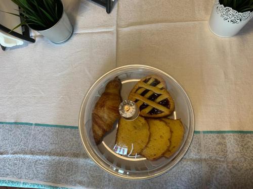 un tazón de comida con pan y otros alimentos. en B&B del Mugello, en SantʼAgata