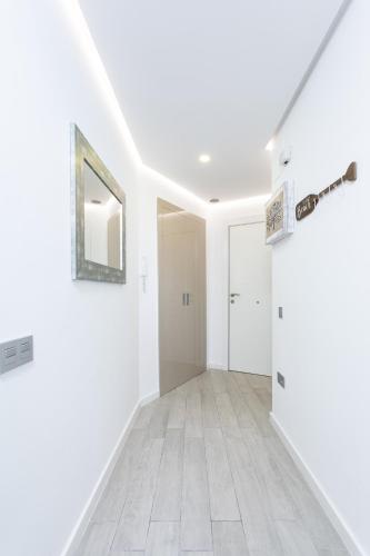 una stanza bianca con un corridoio con una porta di Oceanfront Rental ad Adeje