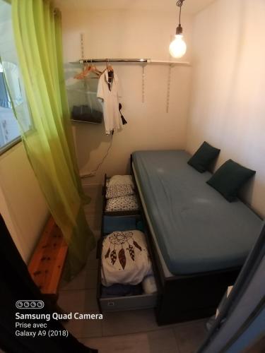 une petite chambre avec deux lits jumeaux dans une pièce dans l'établissement Le liberté plage et port, à Saint-Cyprien