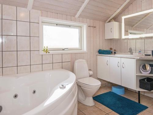 Sønder BjertにあるThree-Bedroom Holiday home in Bjert 2のバスルーム(バスタブ、トイレ、シンク付)