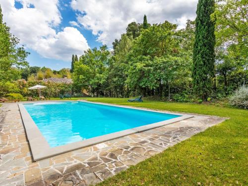 een afbeelding van een zwembad in een tuin bij Belvilla by OYO A recently renovated countryhouse in Perugia