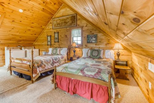 1 Schlafzimmer mit 2 Betten in einem Blockhaus in der Unterkunft Moonlight Summit in Sautee Nacoochee