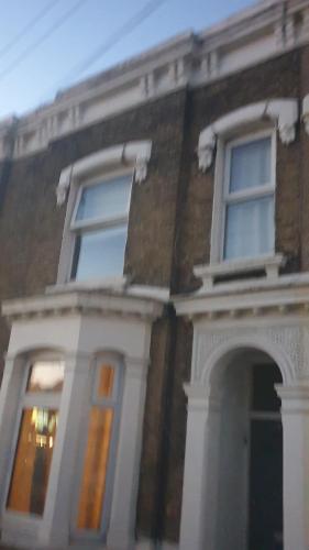 Airy Split level Victorian flat in Stratford, London