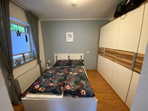 ein Schlafzimmer mit einem Bett mit einer Bettdecke darauf in der Unterkunft Ferienwohnung Monteurwohnung Gevelsberg in Gevelsberg