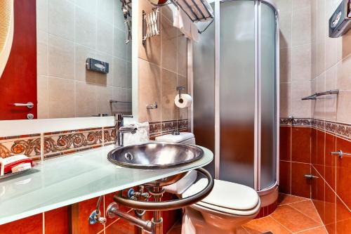 La salle de bains est pourvue d'un lavabo et de toilettes. dans l'établissement Hotel Max Prestige, à Budva
