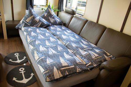 Tempat tidur dalam kamar di Island-dreams Hausboot Cecilie