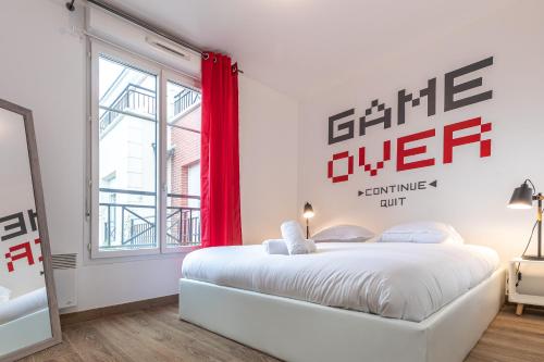 une chambre blanche avec un lit et une fenêtre dans l'établissement La Suite Arcade - SDP, à Magny-le-Hongre