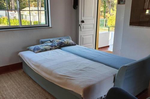 Säng eller sängar i ett rum på Secluded Beach House @Praia da Galé