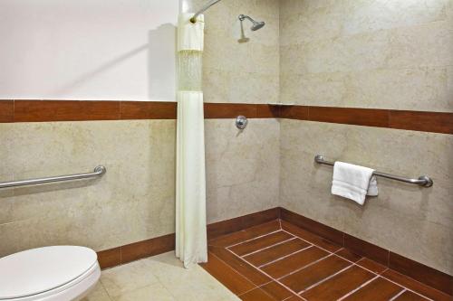 Ein Badezimmer in der Unterkunft Wyndham Garden Cancun Downtown