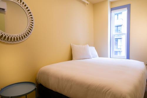 Auberge Jeunesse QBEDS Hostelにあるベッド