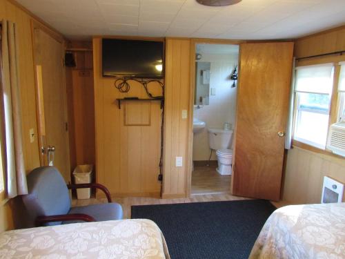Zimmer mit einem Bad mit WC und einem TV. in der Unterkunft Acadia Gateway Motel in Trenton