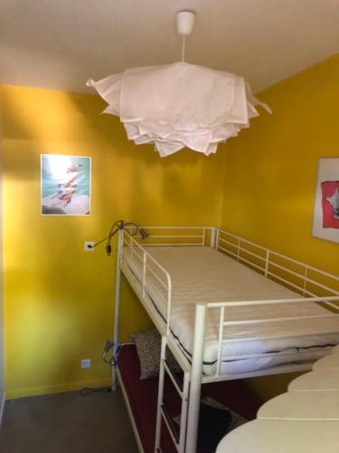 Ce lit superposé se trouve dans un dortoir doté d'un plafond. dans l'établissement Royantine, à Aubagne