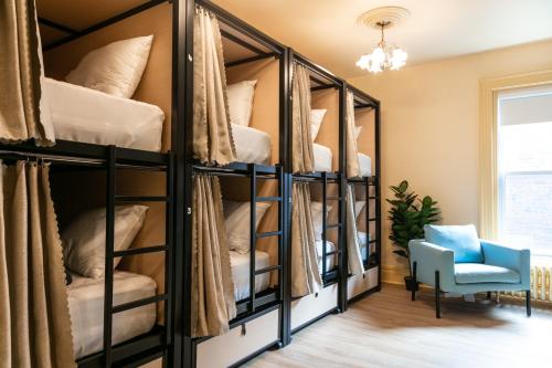 Auberge Jeunesse QBEDS Hostelにあるベッド
