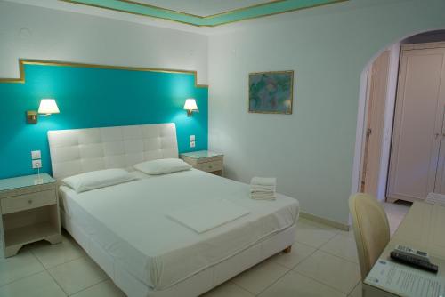 Llit o llits en una habitació de Villa Christina Skiathos