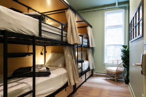 Двох'ярусне ліжко або двоярусні ліжка в номері Auberge Jeunesse QBEDS Hostel