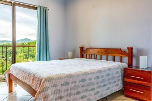 Postel nebo postele na pokoji v ubytování 2-Bedroom Condo with Ocean View and Pool