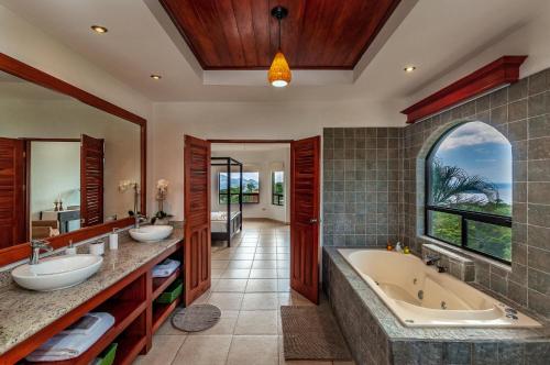 Ett badrum på Ocean-View Villa Above Potrero Overlooking Two Bays