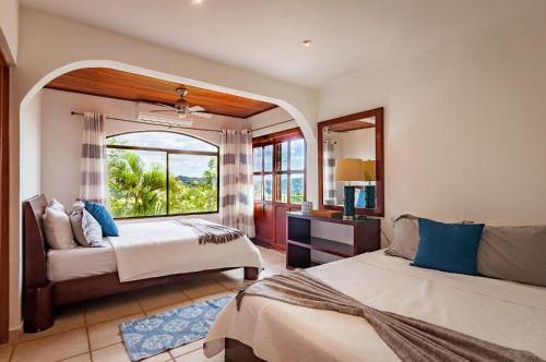 Un pat sau paturi într-o cameră la Ocean-View Villa Above Potrero Overlooking Two Bays