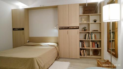 ein Schlafzimmer mit einem Bett und einem Bücherregal in der Unterkunft 16 Casa Azul in Alfarim