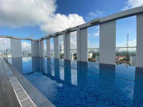 בריכת השחייה שנמצאת ב-Muong Thanh Luxury Saigon Hotel או באזור