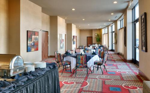 Ruang duduk di Holiday Inn & Suites Salt Lake City - Airport West by IHG