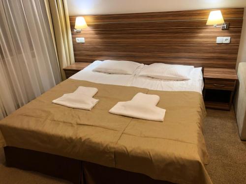 Tempat tidur dalam kamar di Apartament prywatny 418b w Arka Medical SPA