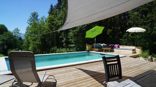 Bazén v ubytování AlpenSportChalet nebo v jeho okolí