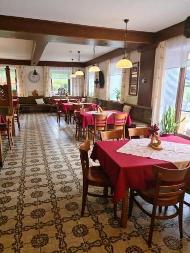 Reštaurácia alebo iné gastronomické zariadenie v ubytovaní Gasthof Grabenwirt