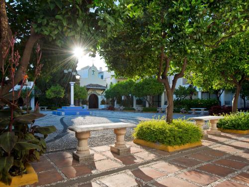 Um jardim no exterior de BlueBay Banús