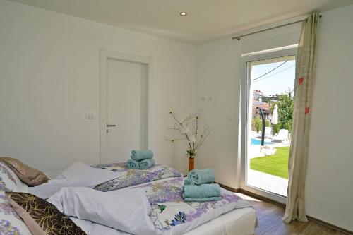 Ein Bett oder Betten in einem Zimmer der Unterkunft Villa Perla with swimming pool, Lovran - Opatija