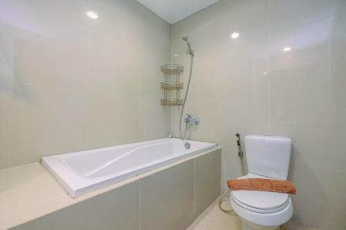 Koupelna v ubytování Comfy and Minimalist 1BR Apartment at Atria Residence By Travelio