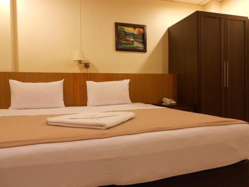 Giường trong phòng chung tại Lodge 61 Hotel
