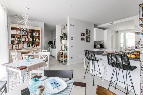 a kitchen and living room with a table and chairs at B&B Il Granaio Celeste in Porto Viro