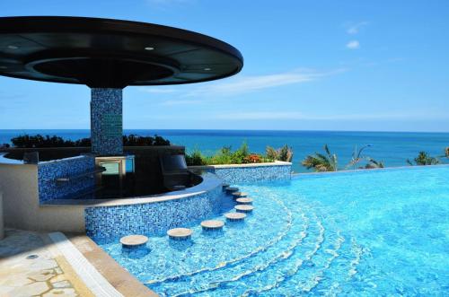 Kolam renang di atau dekat dengan H Resort