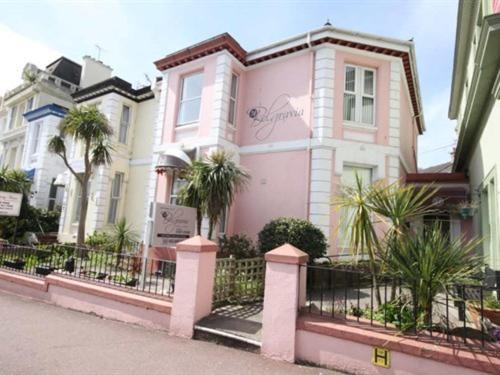 una casa rosa con una valla delante en 74 Belgravia, en Torquay