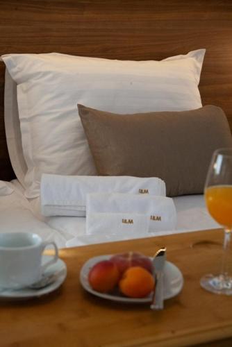 a plate of fruit on a table next to a bed at Villa Marija in Sveti Filip i Jakov