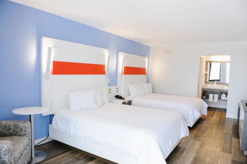 Postel nebo postele na pokoji v ubytování Regency Inn & Suites - Saint Augustine