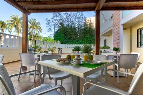 a patio with a table and chairs on a balcony at Hotel Mavi in Gandía