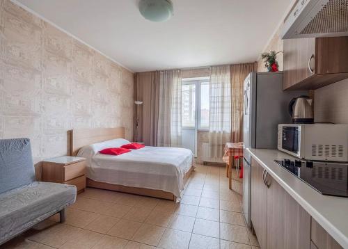 バラシハにあるApartment Hanaka Nosovihinskoe 27のベッドとキッチン付きの小さな部屋