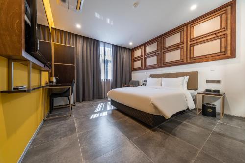 a hotel room with a bed and a flat screen tv at Hotel RU136 in Seoul