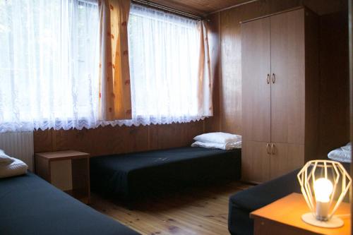 Cama ou camas em um quarto em Camping Oaza Błonie Kórnik Domki Standard - 3 pokoje