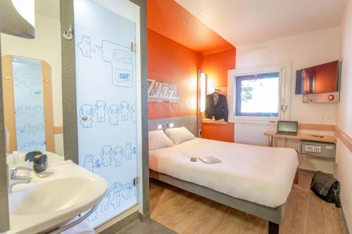 マルセイユにあるイビス バジェット マルセイユ チモーヌのベッド、洗面台、バスルームが備わる客室です。