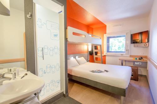 Habitación de hotel con cama y lavabo en Ibis Budget Marseille Timone, en Marsella
